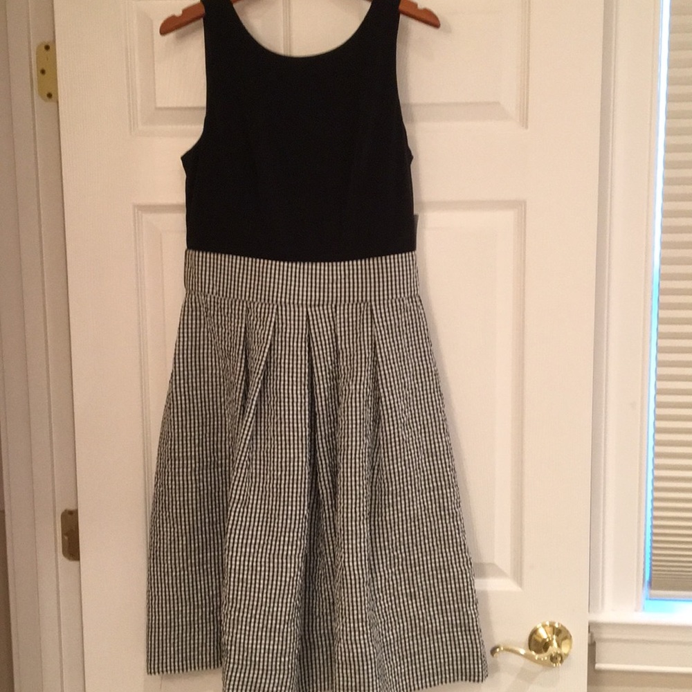 Classy black/white dress with a hint of sparkle!